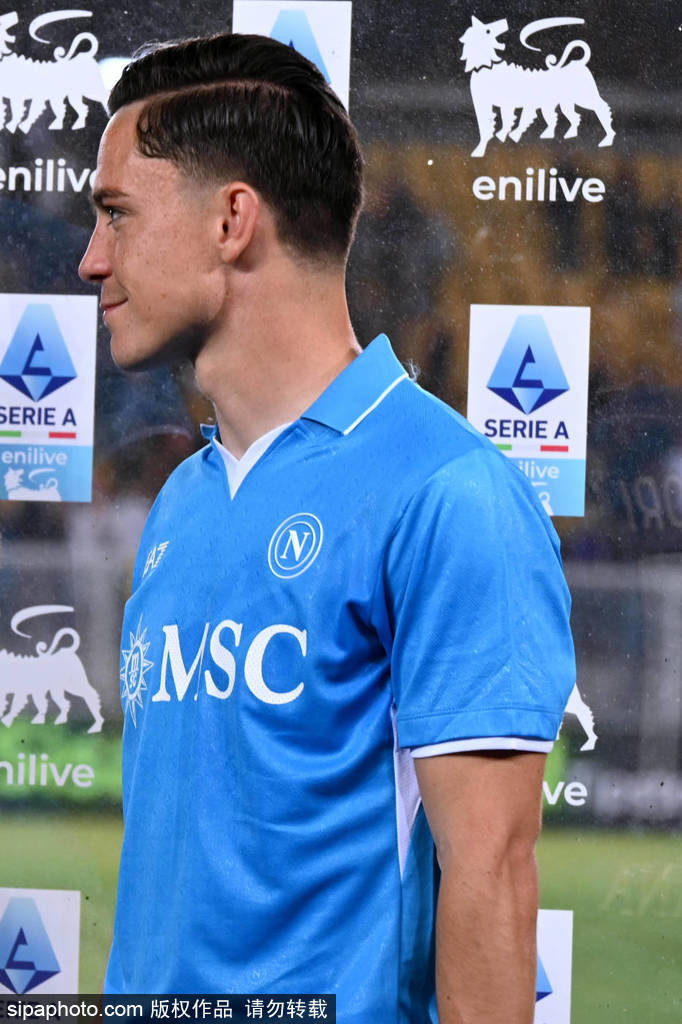 那不勒斯问鼎意甲，麦克托米奈携冠朝圣！教皇风趣回应“罗马心”，蓝军获“10号”神圣祝福？