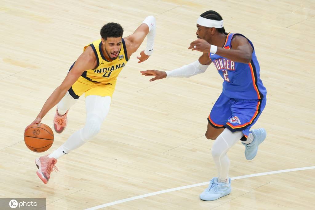 哈里伯顿疑似跟腱受伤 眼含热泪退出比赛